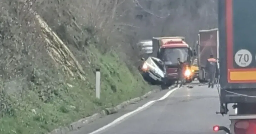 Četiri osobe povrijeđene u Škodi nakon sudara s kamionom