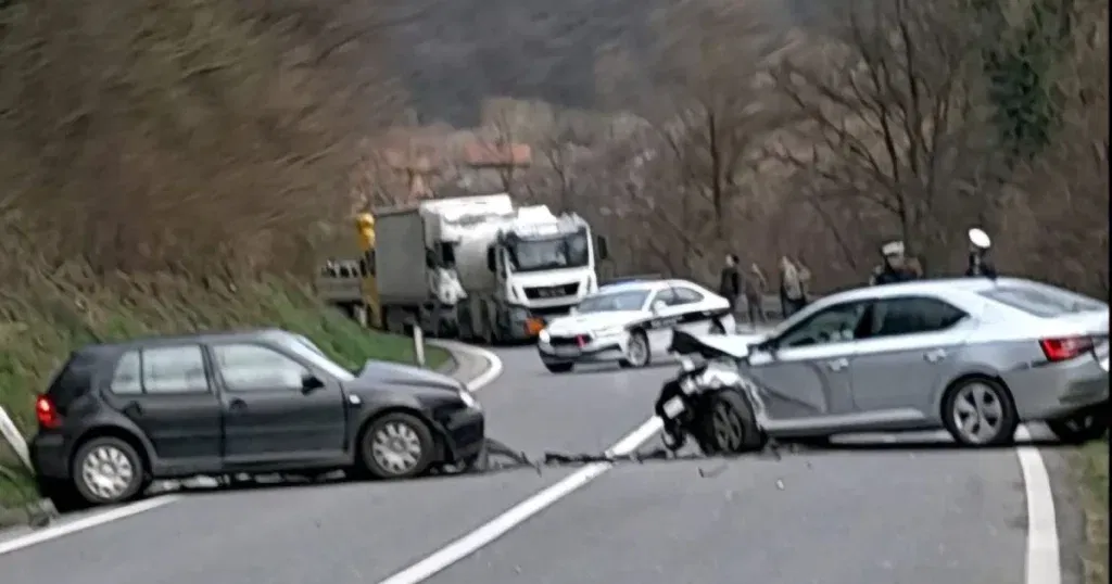 Težak sudar “škode” i “golfa”, vozači prevezeni u bolnicu