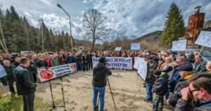“Našu zemlju ćemo braniti životima”: Mještani Volara kod Šipova izašli na proteste
