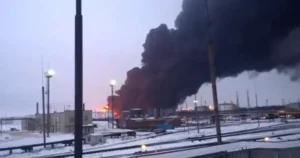 Tri eksplozije i gusti dim: Ukrajinci dronovima pogodili rafineriju u Rusiji