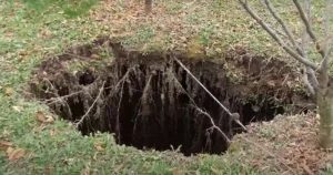 Otvorila se zemlja u BiH, mještani kažu da je “misterija”: “Ne zna se koliko je rupa duboka”