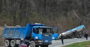 Kamion i automobil završili jarku nakon sudara, dvije osobe prevezene na UKC