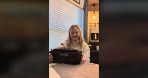 Mama pokazala kasetofon svojoj kćerci, snimka je hit
