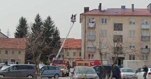 Ugašen požar na zgradi u centru grada, s visine padali ostaci cigle