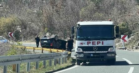 Teška nesreća u BiH: Automobil se prevrnuo na putu, vozač povrijeđen