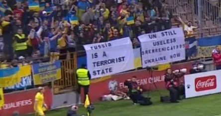 Navijači Ukrajine sinoć su u Zenici istakli dvije poruke koje su pozdravili navijači BiH
