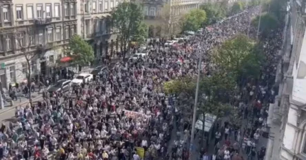 Desetine hiljada ljudi izašli na ulice, protestuju protiv Orbana