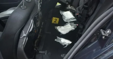 Policija ispod zadnjeg sjedišta Mercedesa pronašla više od kilograma droge