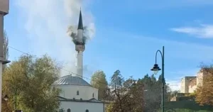 Koristio benzin i upaljač: Muškarac koji je zapalio džamiju u Gradačcu saznao kaznu