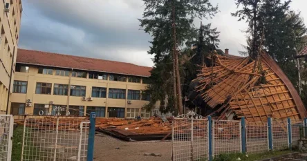 Nevrijeme u BiH: Olujni vjetar odnio nedavno obnovljeni krov sa škole
