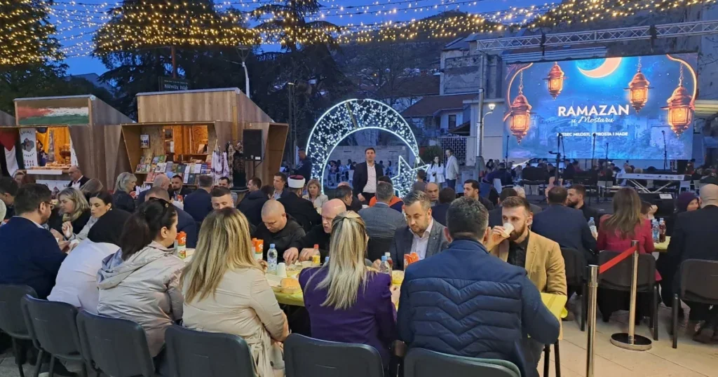 Organizovan zajednički iftar u najprometnijoj ulici u Mostaru