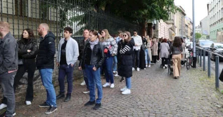Ogromna izlaznost na izborima u Hrvatskoj, ljudi čekaju u kolonama