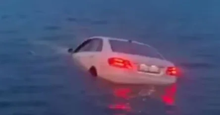 Mercedes završio u Jadranskom moru, objavljen snimak njegovog tonjenja