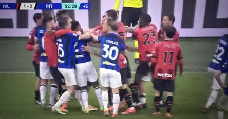 Šokantne scene na kraju derbija: Igrači Milana davili i udarali igrače Intera