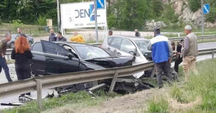 Frontalni sudar kod Doboja, vozačica Mercedesa poginula na licu mjesta