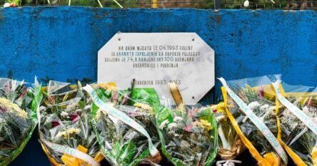 Stotinu cvjetova za ubijene i ranjene na srebreničkom školskom igralištu