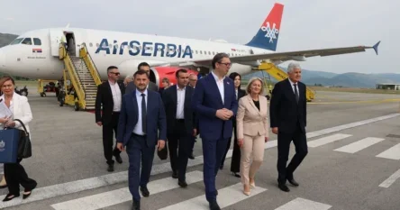 Vučić sletio u Mostar, dočekao ga Čović
