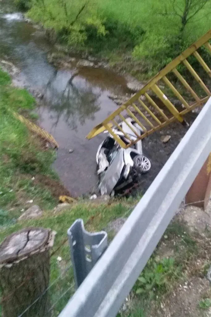Automobil u kojem su bila dvojica mladića probio ogradu mosta i sletio u rijeku