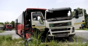 U sudaru autobusa i kamiona jedna osoba poginula, 20 povrijeđeno