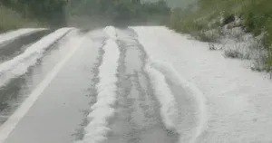 Snažno nevrijeme u BiH, cesta razrovana i puna leda