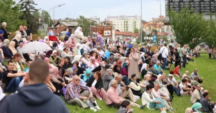 Građani pristižu na ceremoniju otvorenja Arnaudija džamije u Banjoj Luci