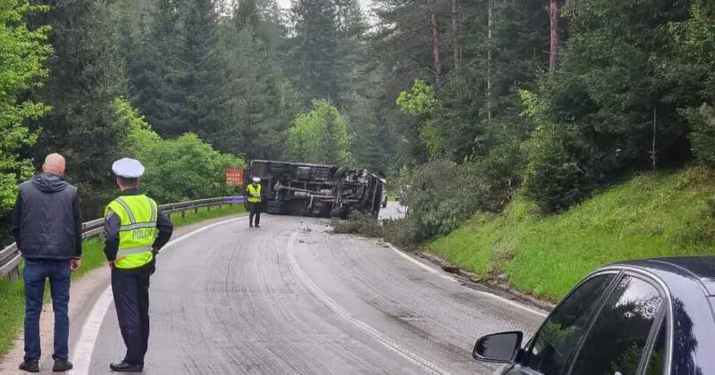 U sudaru jedna osoba povrijeđena, saobraćaj potpuno obustavljen