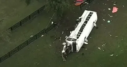 Pijani vozač kamionetom udario u autobus pun radnika, poginulo je osam osoba