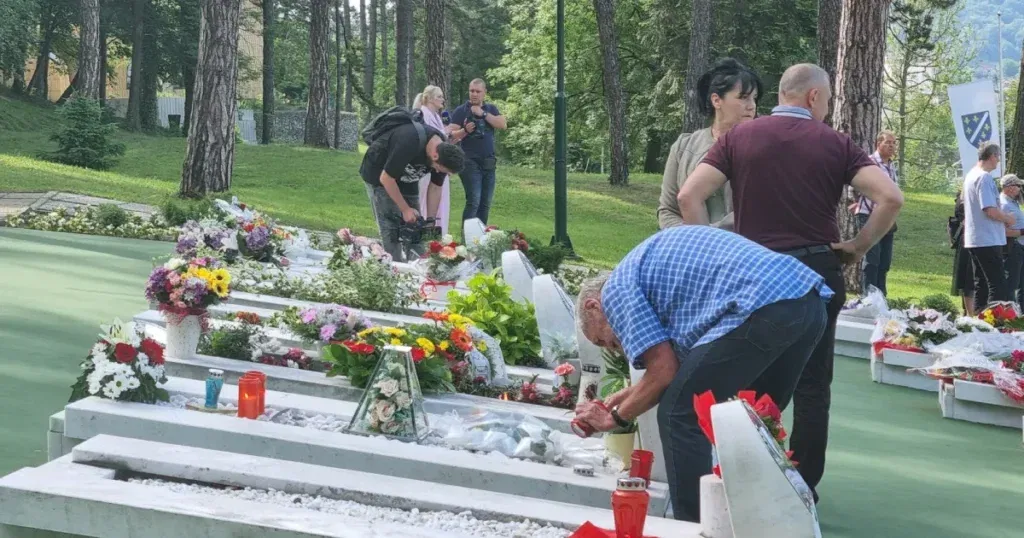 Položeno cvijeće u Aleji mladosti na Slanoj Banji u Tuzli