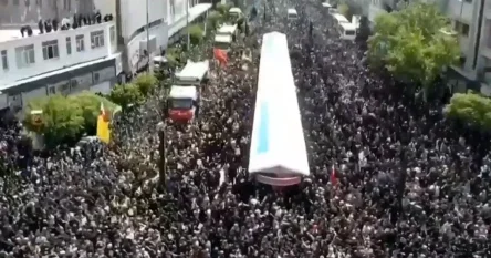 Desetine hiljada Iranaca na pogrebnoj povorci  Raisija, pozivani su i porukama