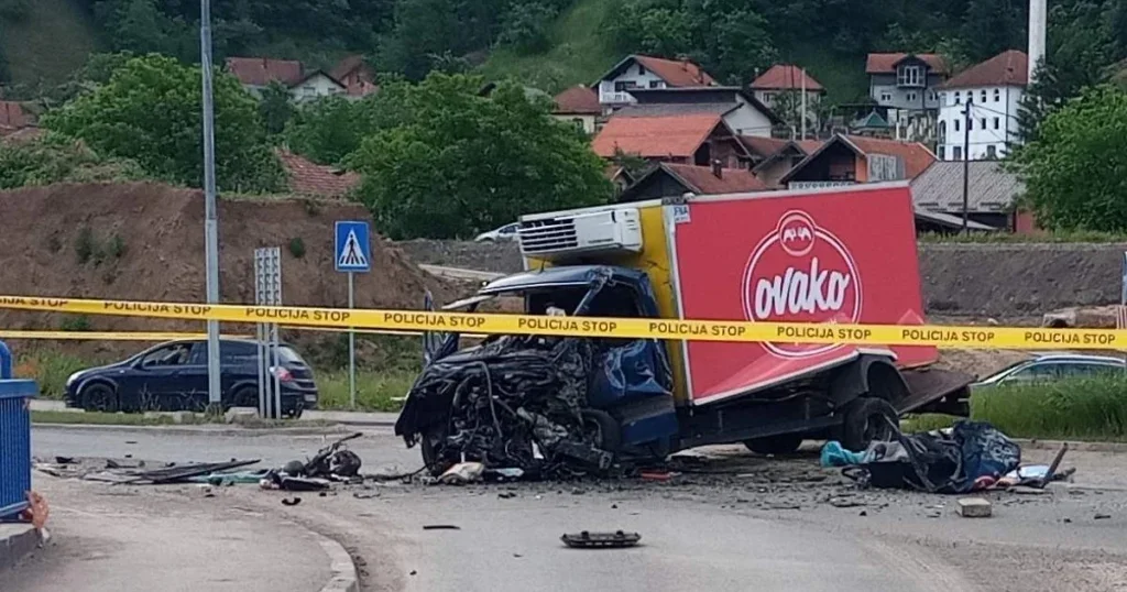 Teška nesreća na M-17, u sudaru autobusa i kamiona poginula jedna osoba
