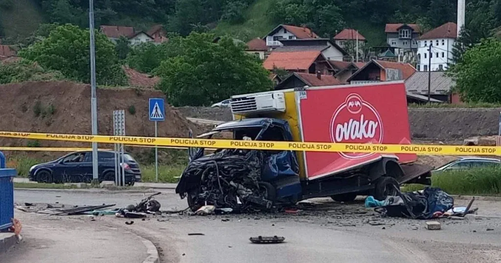 Teška nesreća na M-17, u sudaru autobusa i kamiona poginula jedna osoba