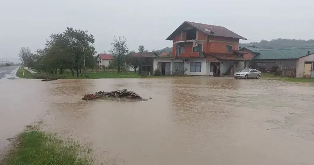 Za kratko vrijeme pala velika količina kiše: Pod vodom usjevi, stambeni i poslovni prostori