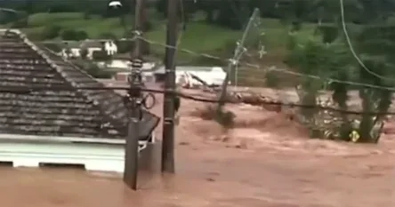Najmanje deset mrtvih u velikim poplavama, ljudi zaglavljeni na krovovima kuća