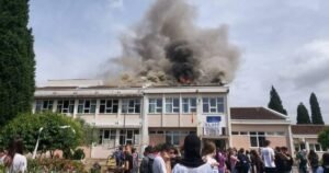 Maturanti zapalili krov škole: “Nismo se sporazumjeli. Bakljada je trebala biti vani”