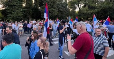 Protesti u Podgorici zbog Rezolucije o Srebrenici, na ulici veliki broj policajaca