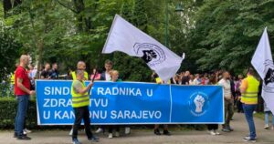 Zdravstveni radnici izašli na ulice: Protest ispred zgrade Vlade KS