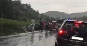 U saobraćajnoj nesreći poginula žena, ima teško povrijeđenih