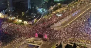 Hiljade ljudi na protestima u Tel Avivu imaju samo jedan zahtjev, Netanjahuu se neće svidjeti