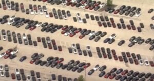 Tesla neprodane aute čuva na parkingu napuštenog trgovačkog centra