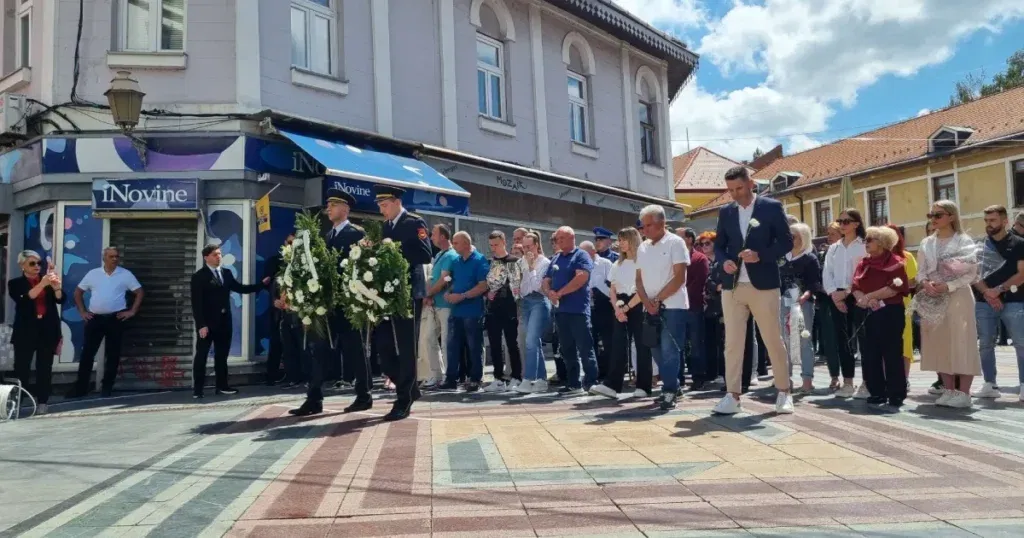 Godišnjica masakra na Tuzlanskoj kapiji: Jednom granatom ugašen 71 mladi život