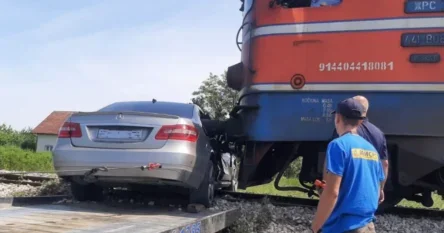 Lokomotiva udarila vozilo na prelazu: Mašinovođa počeo da koči ali se udes nije mogao izbeći