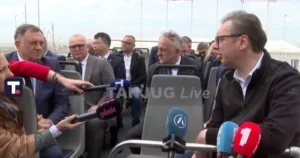 Autobus sa Vučićem i Dodikom se zaglavio u blatu, morali da izađu