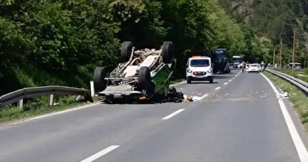 Nova teška nesreća u BiH: Četiri osobe povrijeđene, auto završilo na krovu