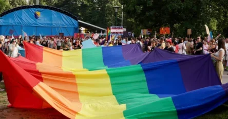 U Sarajevu održana Bh. povorka ponosa pod sloganom “Volim da se ne bojim”