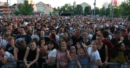 Divanhana i Dubioza Kolektiv sinoć priredili spektakl u Lukavcu