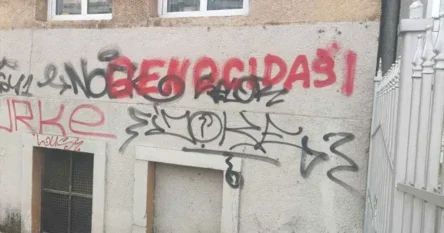 Kod zgrade Ambasade Srbije u BiH osvanuo natpis “genocidaši”. Stigla je i reakcija