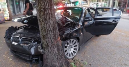S BMW-om se zabio u stablo, tri osobe povrijeđene