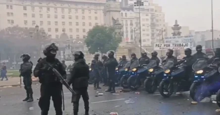 Ulice Buenos Airesa pretvorene u bojno polje, sve zbog najave smanjenja plata i penzija