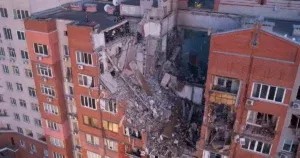 Rusi pogodili zgradu, ima mrtvih i ranjenih. Veći broj ljudi ostao pod ruševinama
