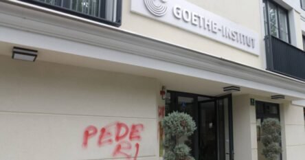 Osvanuo uvredljiv grafit u Sarajevu, gdje je izložba o prijetnjama LGBT zajednici